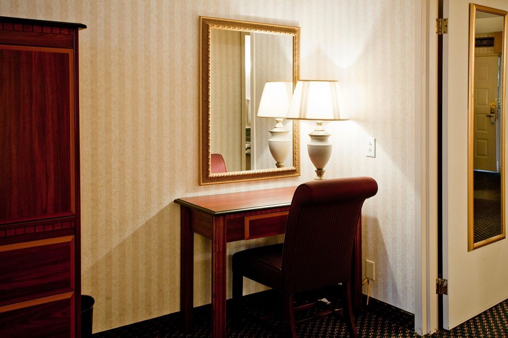 Embassy Suites By Hilton Detroit - Livonia/Novi Rum bild